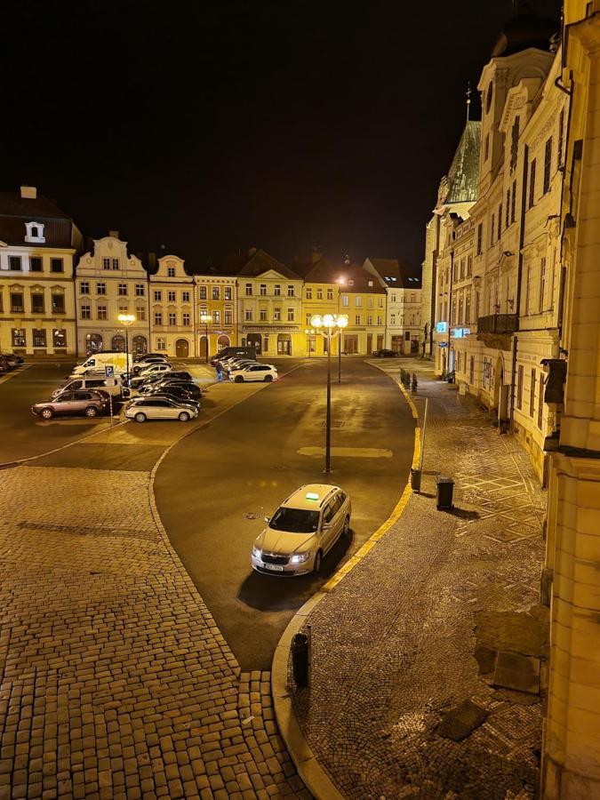 Velke Studio Na Velkem Namesti S Vybavenou Kuchyni Hradec Králové Eksteriør billede